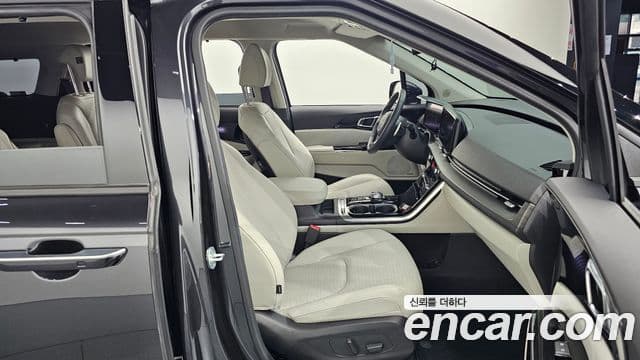 Kia Carnival 2022 — фото 11 из 20
