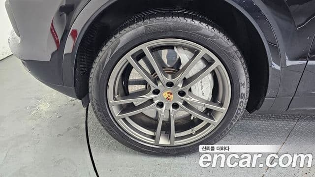Porsche Cayenne 2020 — ფოტო 5/20
