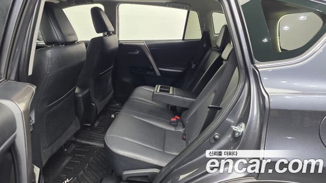 Toyota RAV4 2018 — фото 12 из 20