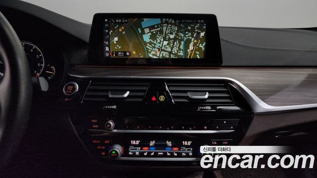 BMW 5 Series 2018 — фото 12 из 20