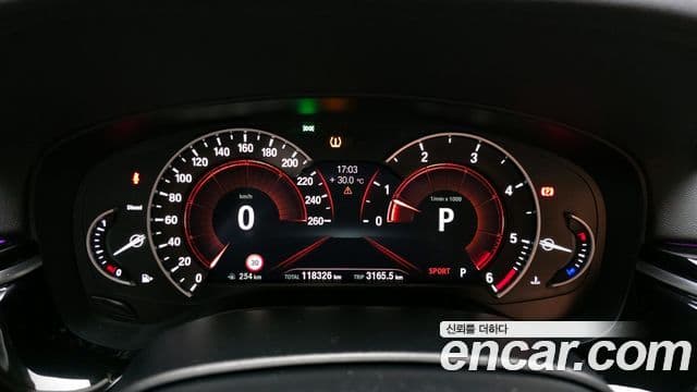 BMW 5 Series 2018 — ფოტო 8/20