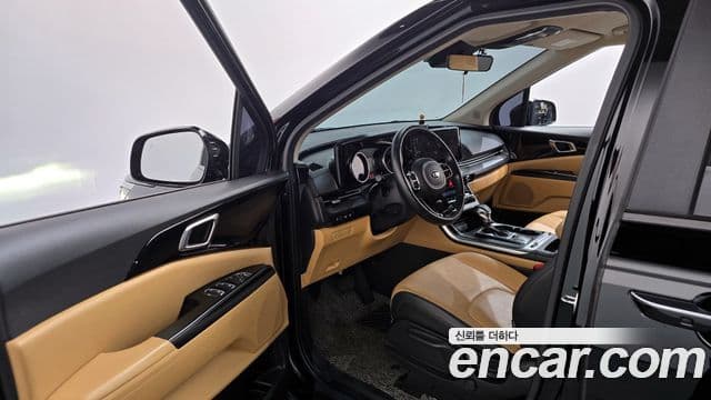 Kia Carnival 2021 — фото 10 из 20