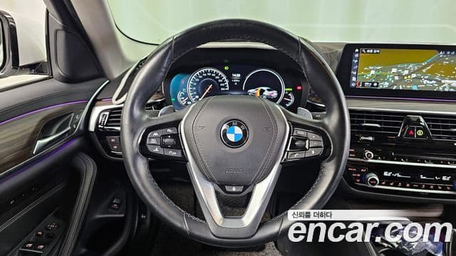 BMW 5 Series 2018 — ფოტო 13/20
