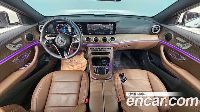 Mercedes-Benz E-Class 2022 — ფოტო 7/20