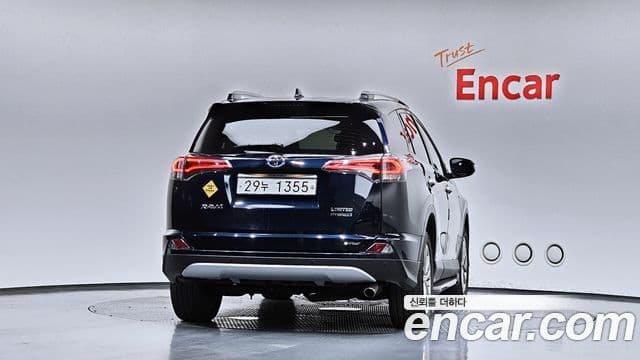Toyota RAV4 2018 — ფოტო 4/20