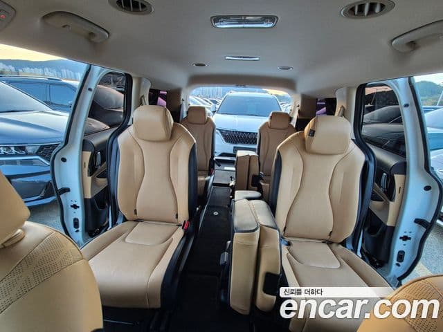 Kia Carnival 2023 — фото 11 из 20
