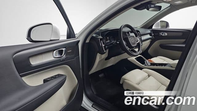 Volvo XC40 2023 — Şəkil 10/20