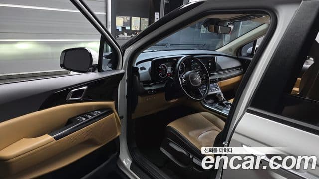 Kia Carnival 2022 — фото 10 из 20