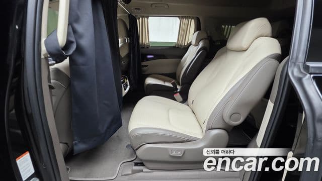 Kia Carnival 2023 — фото 12 из 20