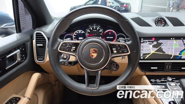 Porsche Cayenne 2019 — ფოტო 13/20