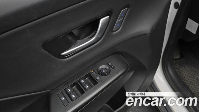 Hyundai Kona 2023 — фото 15 из 20