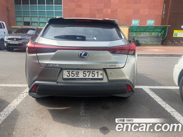 Lexus UX250h 2019 — Фото 3/11