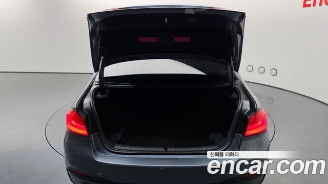BMW 5 Series 2018 — ფოტო 19/20