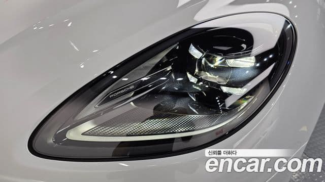 Porsche Macan 2023 — Photo 22/35