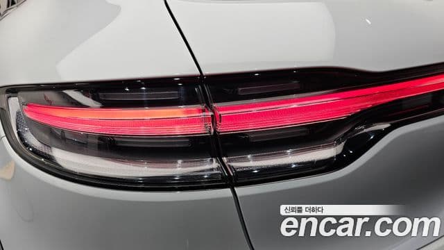 Porsche Macan 2023 — Photo 6/35