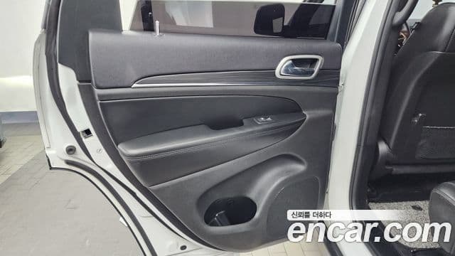 Jeep Grand Cherokee 2019 — Şəkil 25/34