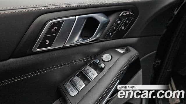 BMW X7 2024 — Photo 28/37