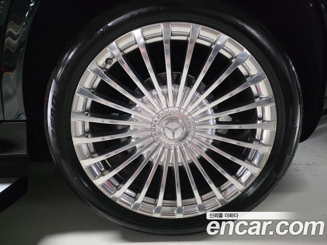 Mercedes-Benz GLS-Class 2023 — Photo 10/16