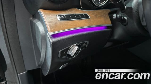 Mercedes-Benz E-Class 2019 — ფოტო 19/20
