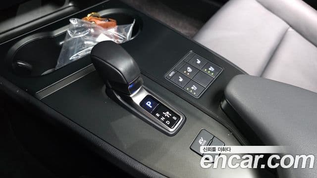 Lexus UX300h 2024 — ფოტო 9/20