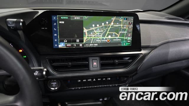 Lexus UX300h 2024 — ფოტო 15/20
