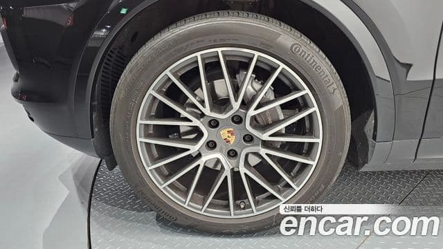 Porsche Cayenne 2023 — ფოტო 4/20
