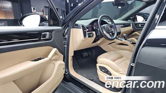 Porsche Cayenne 2023 — ფოტო 8/20
