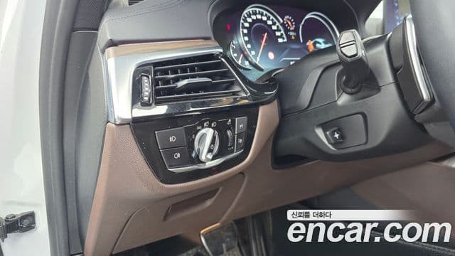 BMW 5 Series 2018 — Фото 17/20