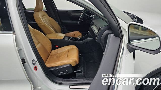 Volvo XC40 2022 — фото 10 из 20