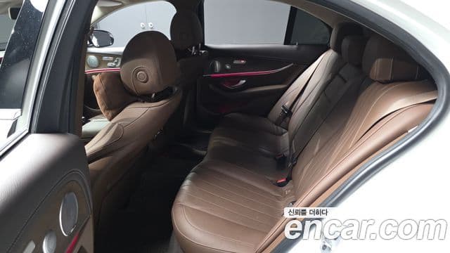 Mercedes-Benz E-Class 2018 — фото 11 из 20