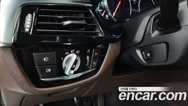 BMW 5 Series 2018 — Фото 16/20