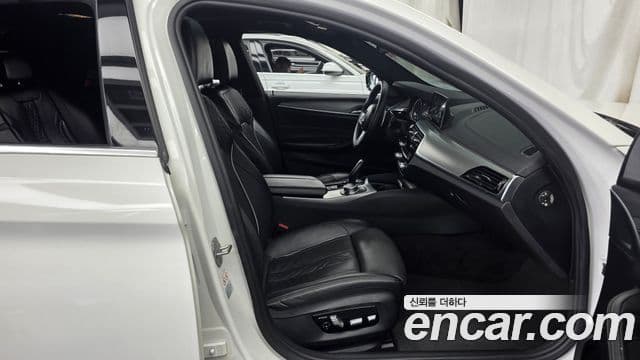BMW 5 Series 2018 — фото 11 из 20