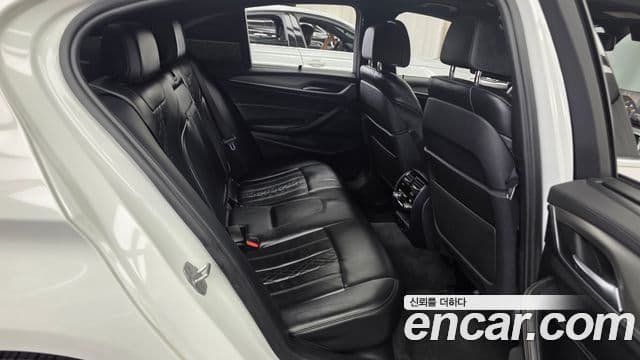BMW 5 Series 2018 — фото 12 из 20