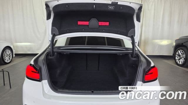 BMW 5 Series 2018 — фото 20 из 20