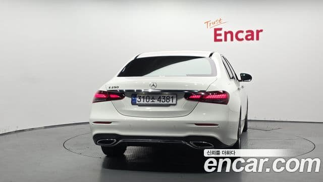 Mercedes-Benz E-Class 2023 — ფოტო 4/20