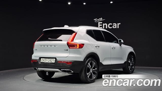 Volvo XC40 2019 — фото 2 из 20