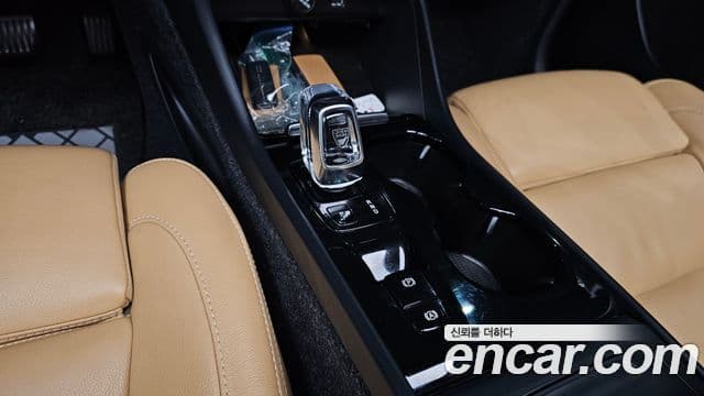 Volvo XC40 2019 — ფოტო 25/30