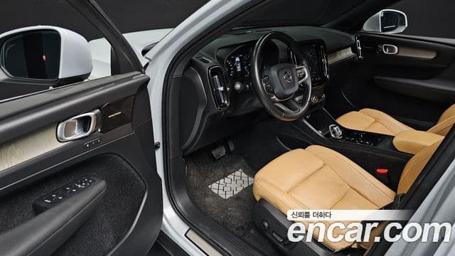 Volvo XC40 2019 — фото 10 из 20