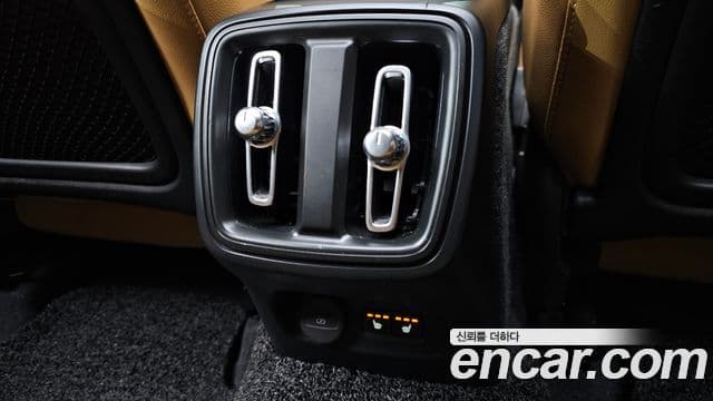 Volvo XC40 2019 — ფოტო 27/30