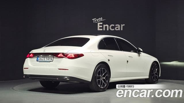 Mercedes-Benz E-Class 2025 — Photo 29/34