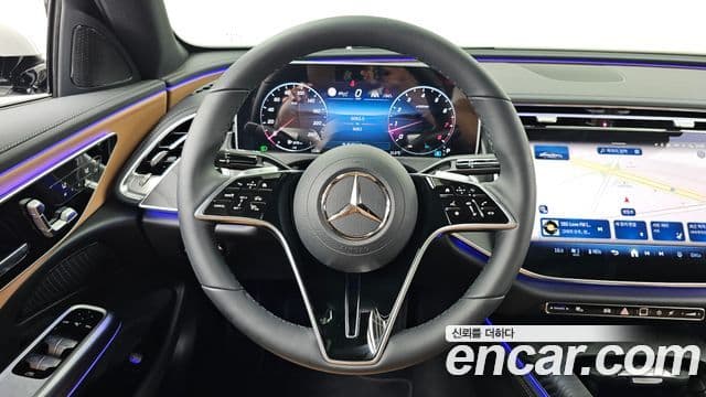 Mercedes-Benz E-Class 2025 — Photo 17/34