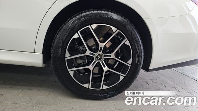 Mercedes-Benz E-Class 2025 — Photo 26/34