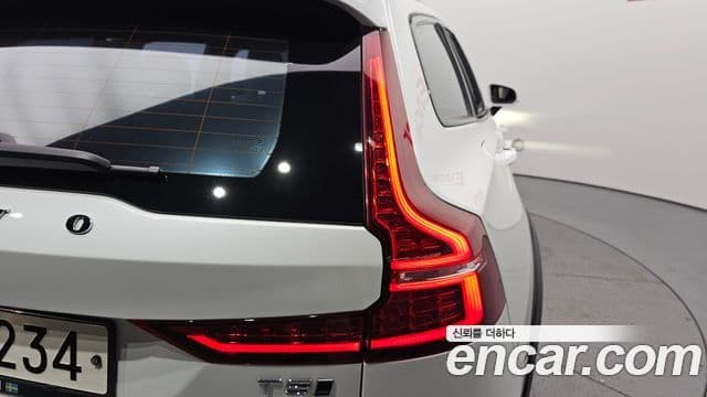 Volvo V60 Cross Country 2019 — Photo 25/36