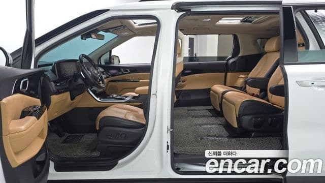 Kia Carnival 2021 — фото 10 из 20