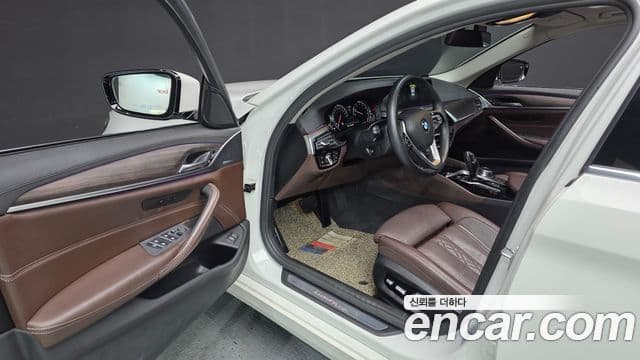 BMW 5 Series 2018 — фото 10 из 20