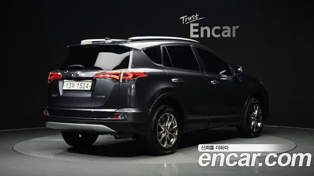 Toyota RAV4 2018 — фото 2 из 20