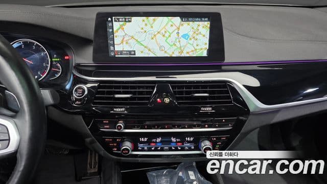 BMW 5 Series 2018 — ფოტო 13/20