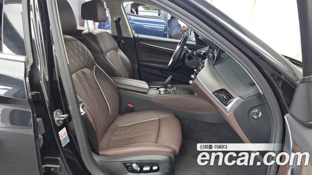 BMW 5 Series 2019 — фото 11 из 20