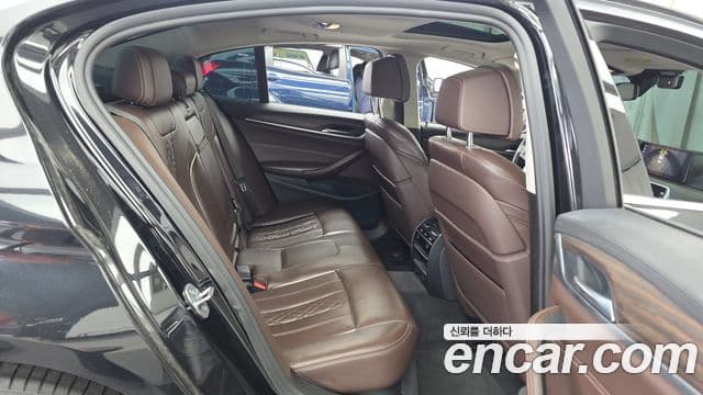 BMW 5 Series 2019 — фото 12 из 20