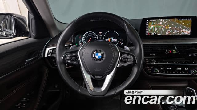 BMW 5 Series 2019 — фото 13 из 20